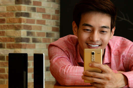 LG전자 모델이 서울 여의도 LG트윈타워에서 'LG 클래스'를 선보이고 있다. LG전자는 21일 이동통신사 3사를 통해 30만원대 첫 슬림 메탈 스마트폰 'LG 클래스'를 출시한다.